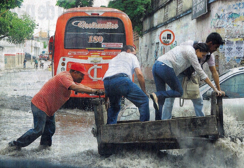 Comment traverser une rue inondée de Barranquilla !