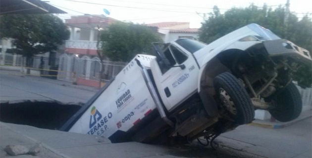 Pourquoi conduire en Colombie peut être dangereux quand, soudainement, la chaussée s'effondre sous votre véhicule......