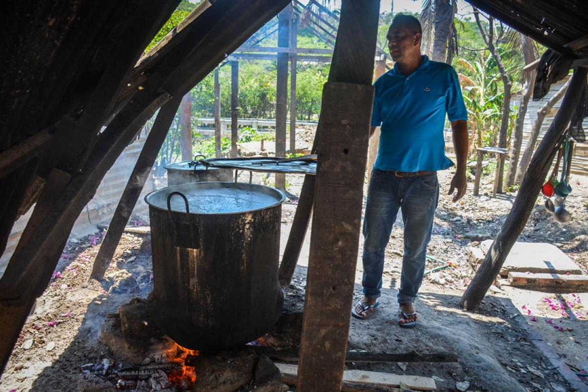 On commence avec 40 kilos de mais blanc moulu finement...