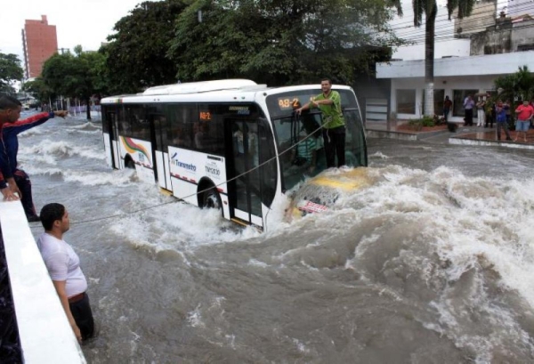Le conducteur du taxi (en vert) sur le toit de son véhicule