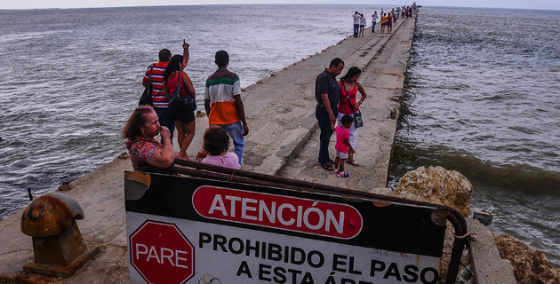 Un jour, peut-être, les colombiens respecteront-ils les panneaux de sécurité...
