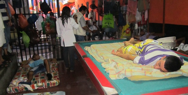 Même (surtout !) la table de billard est prise d'assaut dans la salle de jeux...